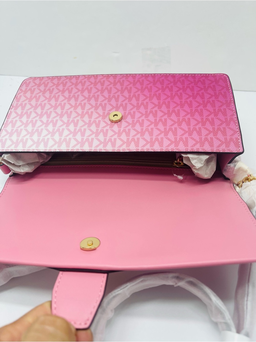 MICHAEL KORS Greenwich Md Ombré Signatur Logo Convertible Shoulder
Carnation
NWT - Picture 8 of 16